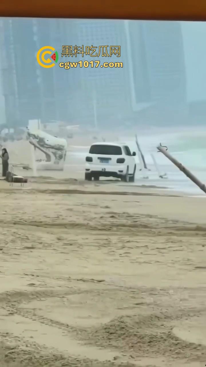 傻B年年有，今年特别多！都2025年了还有人不信邪啊！广东双月湾猛男驾驶越野车在沙滩上奔驰，没想到回不去了！-1