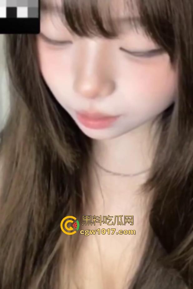 超可爱学生妹表情控制盯射，和金主视频露奶摸逼全程自言自语“看到喜欢的男孩子就浮想联翩”！-6