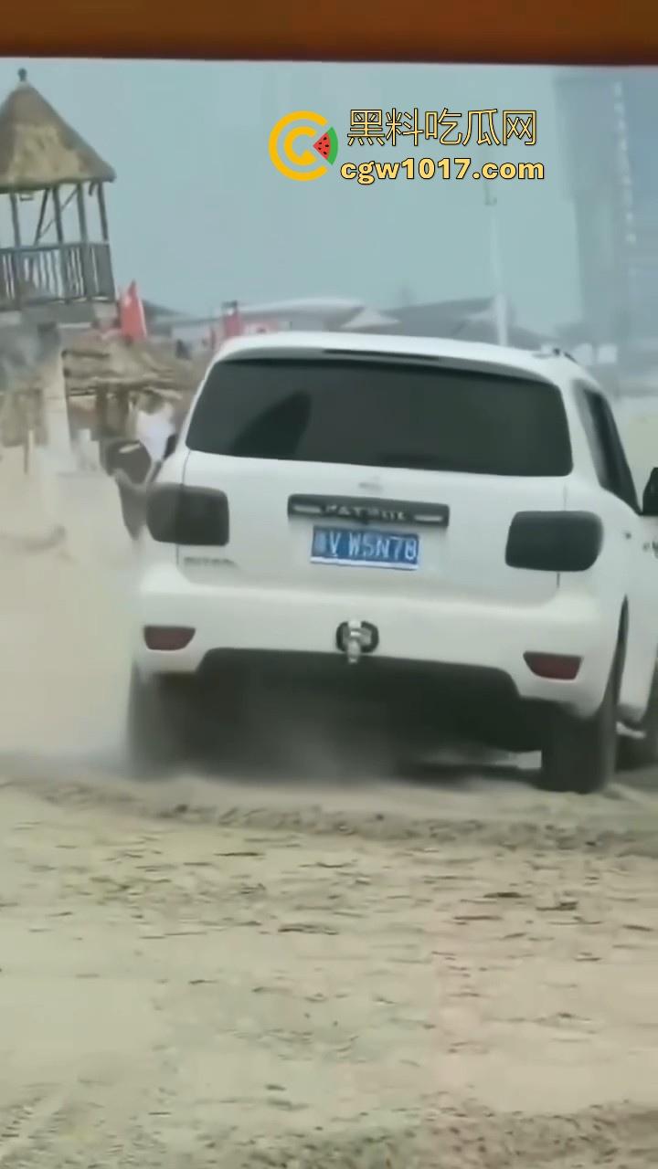傻B年年有，今年特别多！都2025年了还有人不信邪啊！广东双月湾猛男驾驶越野车在沙滩上奔驰，没想到回不去了！-2