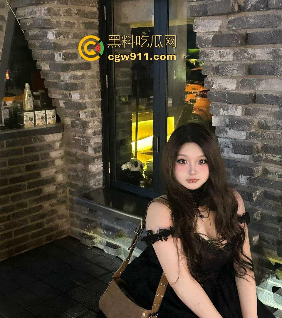 重庆微胖女大学生【梨文静】网调约炮视频曝光，超嫩奶子带乳钉宿舍自拍，跪在地上吃鸡极品母狗求操！-3