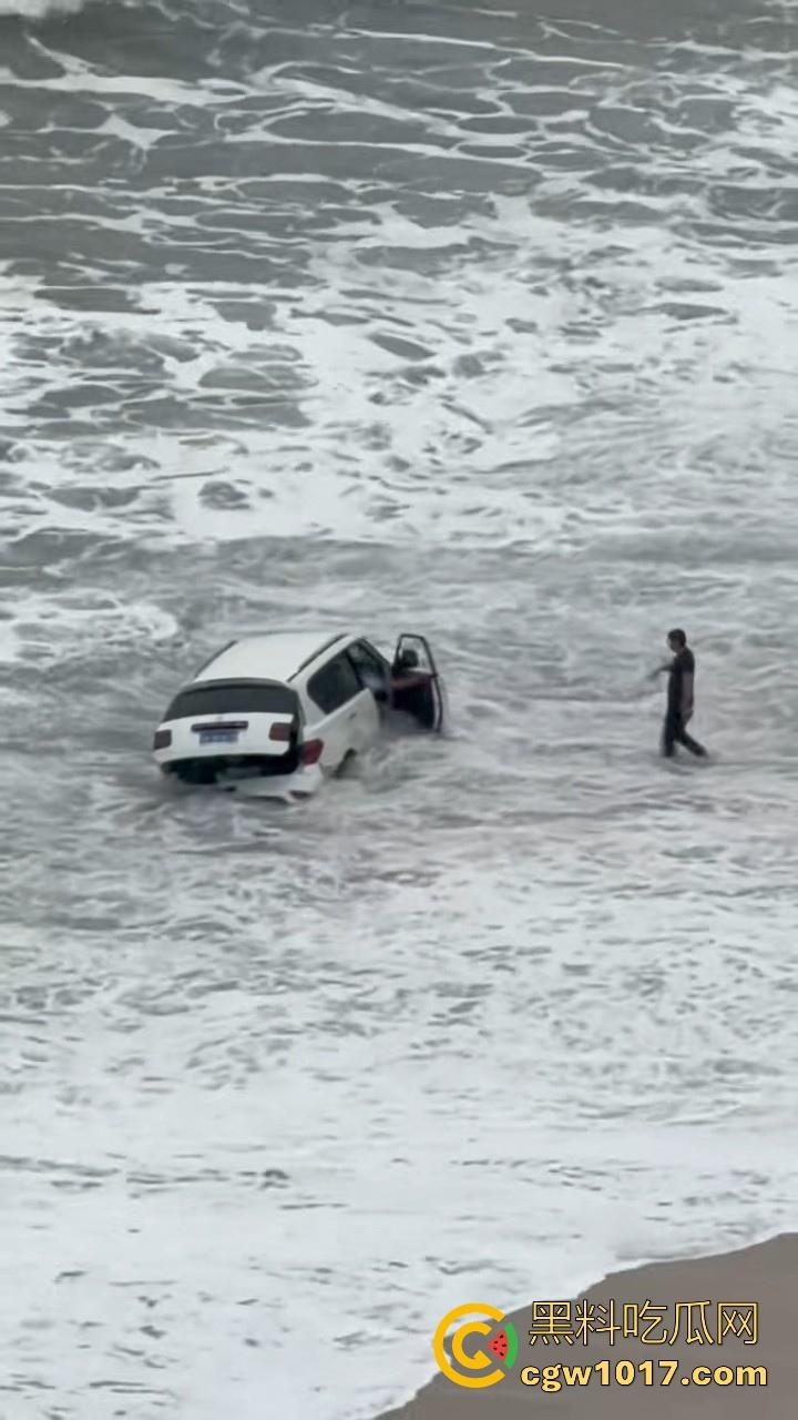 傻B年年有，今年特别多！都2025年了还有人不信邪啊！广东双月湾猛男驾驶越野车在沙滩上奔驰，没想到回不去了！-8