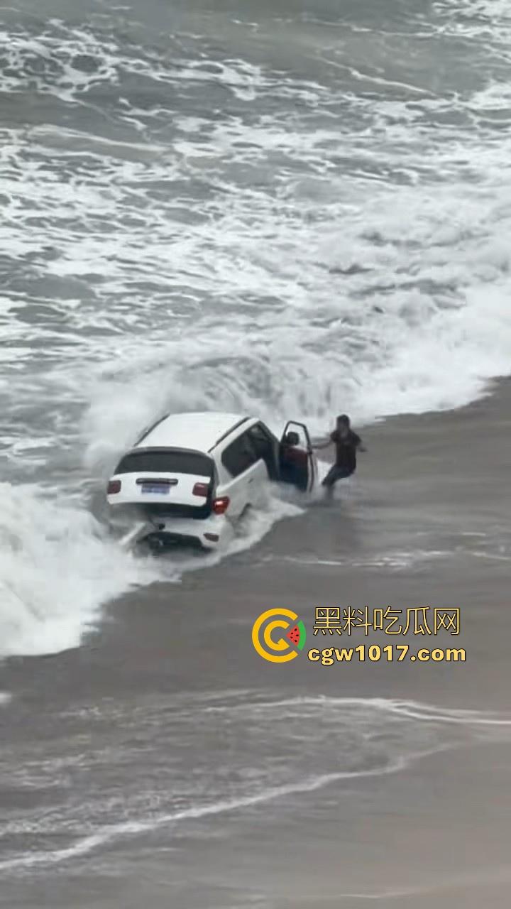 傻B年年有，今年特别多！都2025年了还有人不信邪啊！广东双月湾猛男驾驶越野车在沙滩上奔驰，没想到回不去了！-9