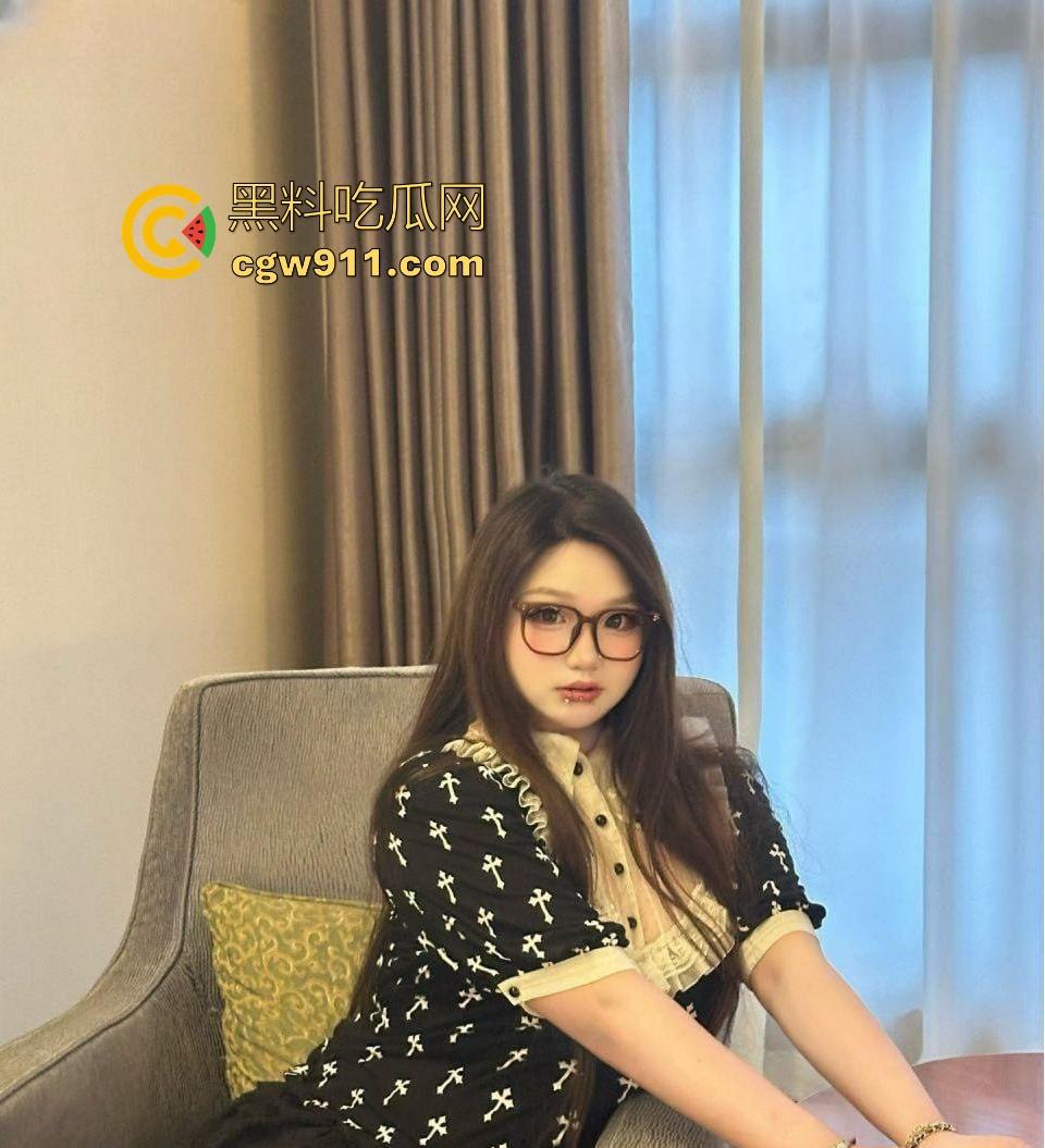 重庆微胖女大学生【梨文静】网调约炮视频曝光，超嫩奶子带乳钉宿舍自拍，跪在地上吃鸡极品母狗求操！-6