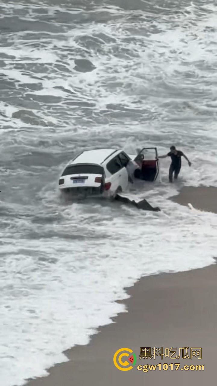傻B年年有，今年特别多！都2025年了还有人不信邪啊！广东双月湾猛男驾驶越野车在沙滩上奔驰，没想到回不去了！-10
