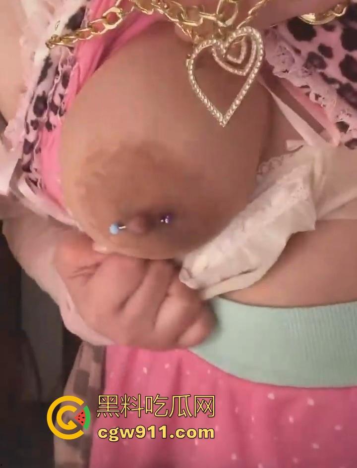 重庆微胖女大学生【梨文静】网调约炮视频曝光，超嫩奶子带乳钉宿舍自拍，跪在地上吃鸡极品母狗求操！-12