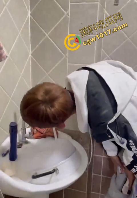 血腥慎点!社会混混残忍虐打小伙,马桶刷戳脸,铁管刺手,手背戳破血肉模糊,骨头暴露,惨不忍睹,令人心寒!-3