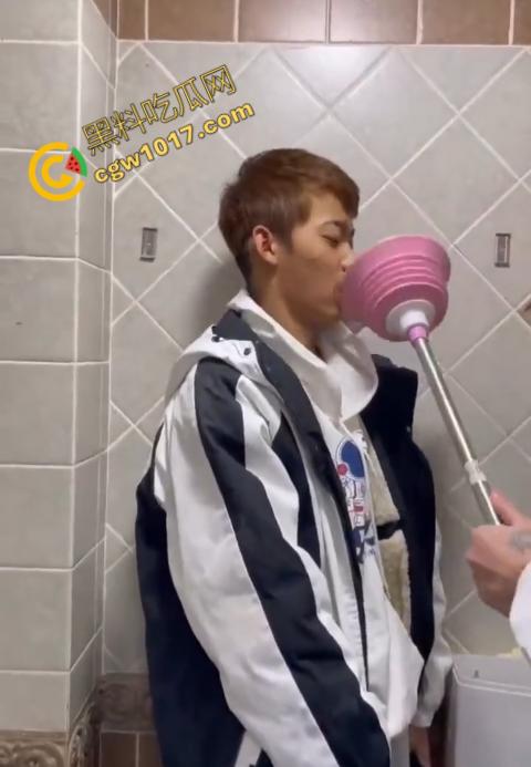 血腥慎点!社会混混残忍虐打小伙,马桶刷戳脸,铁管刺手,手背戳破血肉模糊,骨头暴露,惨不忍睹,令人心寒!-5