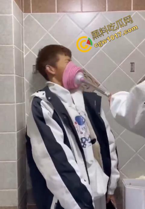 血腥慎点!社会混混残忍虐打小伙,马桶刷戳脸,铁管刺手,手背戳破血肉模糊,骨头暴露,惨不忍睹,令人心寒!-6