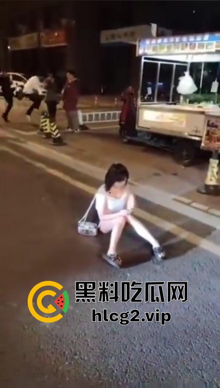 仙女病发作！街头撒泼自残还被嘲讽，出手打人踢飞自己，血压爆表的尴尬时刻！-6