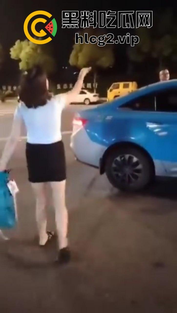 仙女病发作！街头撒泼自残还被嘲讽，出手打人踢飞自己，血压爆表的尴尬时刻！-10