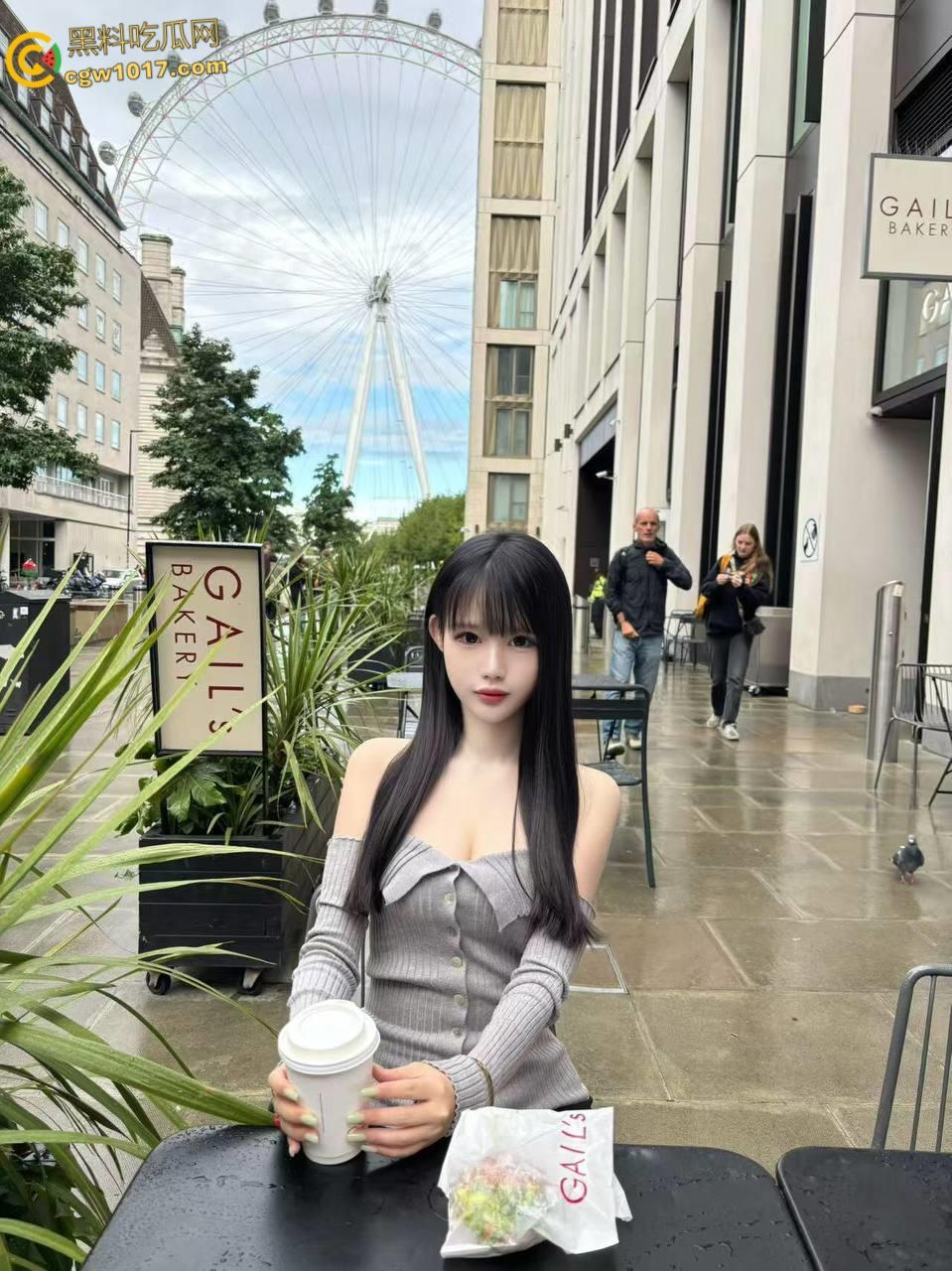 姐姐穿上吊带豹纹黑丝，猫爪拍微调亲姐姐，轻度调教让姐姐体验到了从未有过的感觉，女上骑乘还把姐姐弄潮喷了！-2