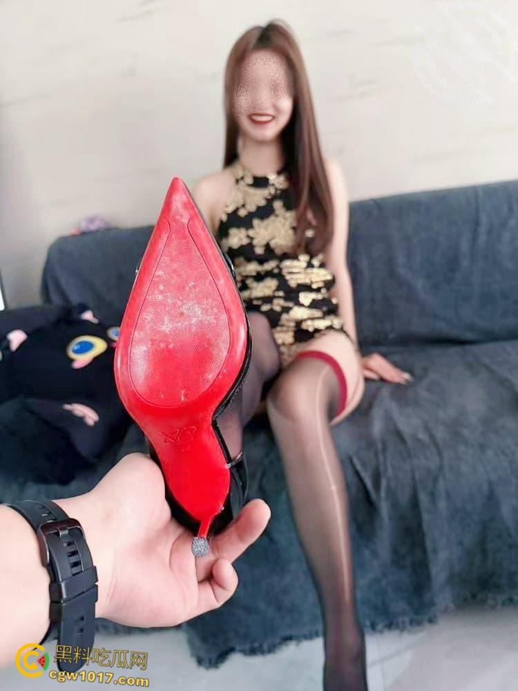 姐姐穿上吊带豹纹黑丝，猫爪拍微调亲姐姐，轻度调教让姐姐体验到了从未有过的感觉，女上骑乘还把姐姐弄潮喷了！-4