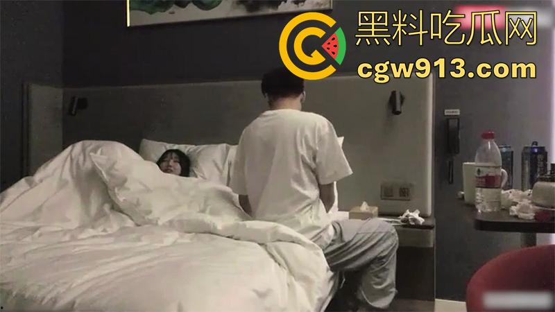 00后美腿翘臀舞蹈生,勾引体育生学长,身材火辣黑丝诱人,各种勾引被小伙硬上爆操,扯烂黑丝不脱内裤直接操!-4