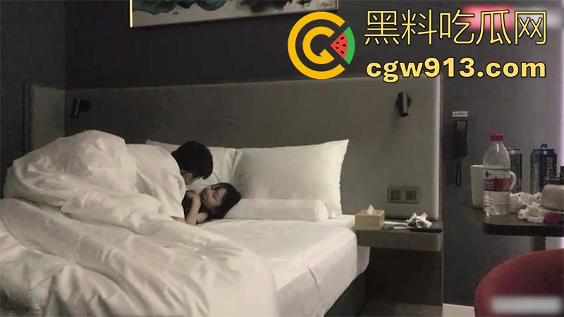 00后美腿翘臀舞蹈生,勾引体育生学长,身材火辣黑丝诱人,各种勾引被小伙硬上爆操,扯烂黑丝不脱内裤直接操!-5