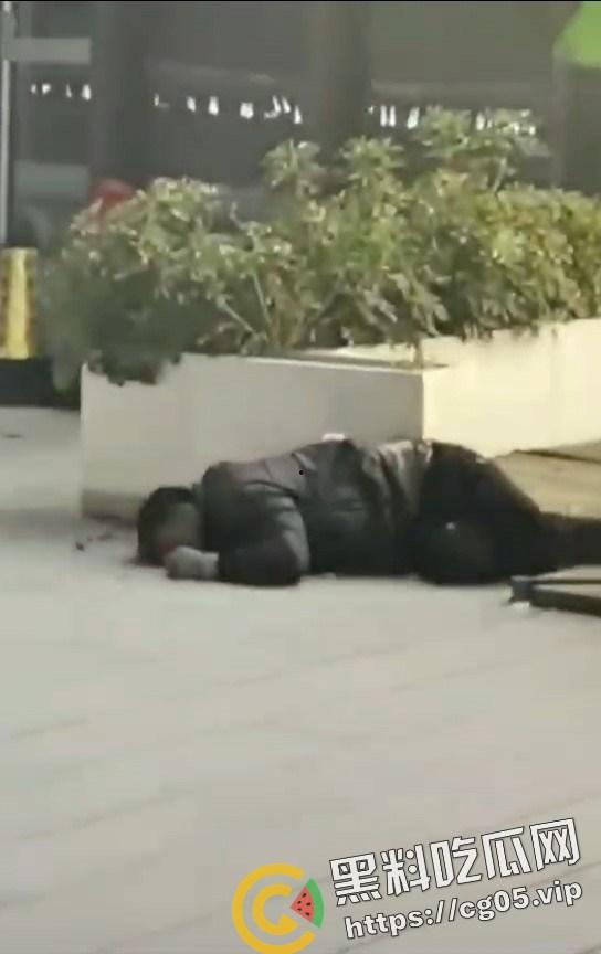 南昌红谷滩 男子拔刀怒砍小三 误伤自己老婆 杀完小三再救老婆 就事论事真男人-5