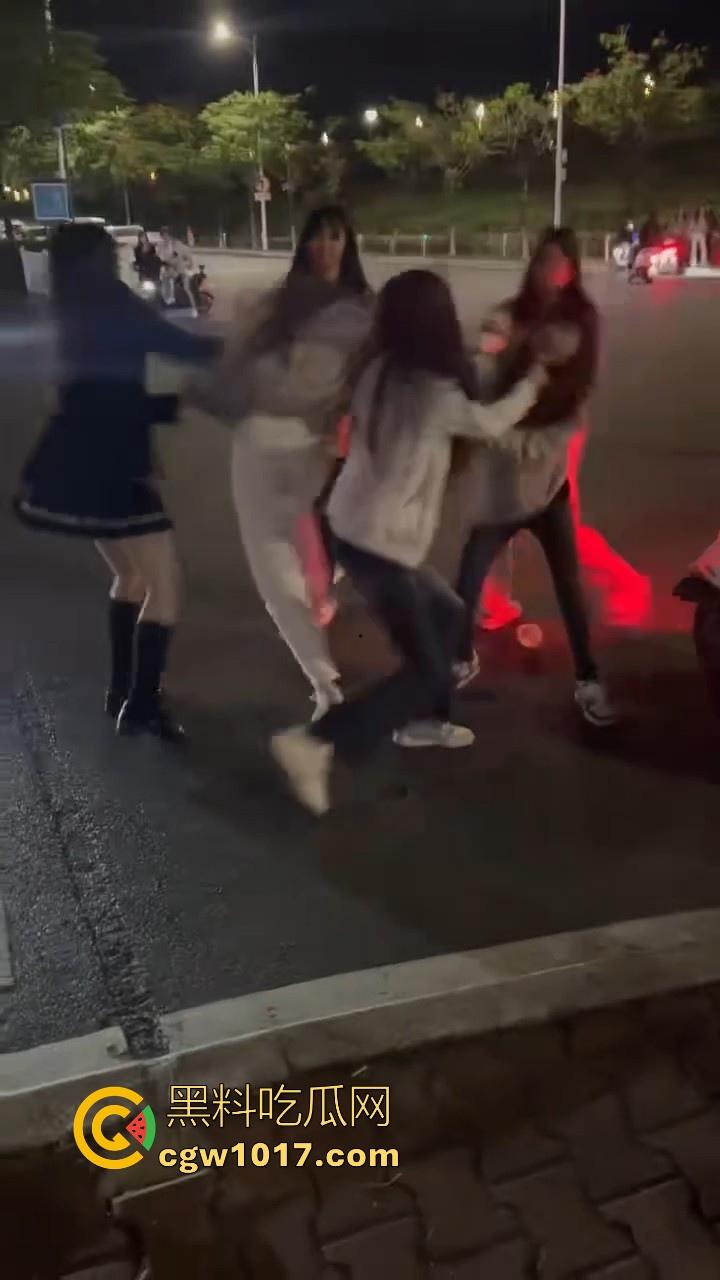 广东潮汕精神小妹街头火拼！多人围殴两人，扯头脚踢肚子跟下体，打得有来有回，好看精神小妹打架观赏性就很足！-1