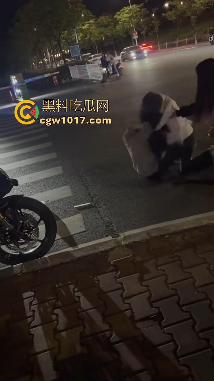 广东潮汕精神小妹街头火拼！多人围殴两人，扯头脚踢肚子跟下体，打得有来有回，好看精神小妹打架观赏性就很足！-4