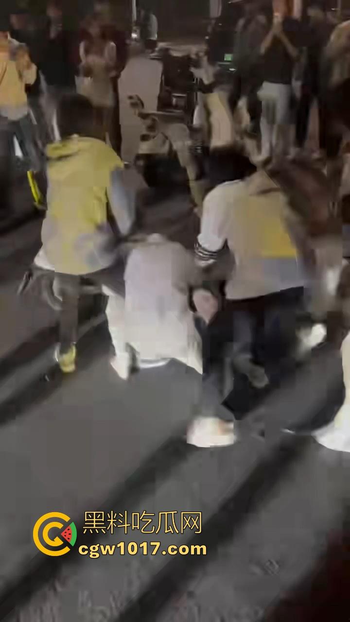 广东潮汕精神小妹街头火拼！多人围殴两人，扯头脚踢肚子跟下体，打得有来有回，好看精神小妹打架观赏性就很足！-9