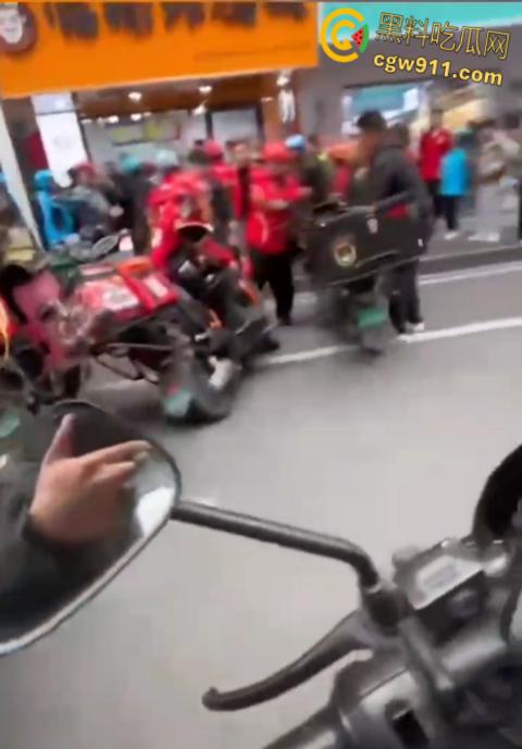 饿了么VS京东外卖，美团骑手围观助威，街头冲突真实拍摄，一群人扭打在一团，混乱场面震撼人心 ！-1