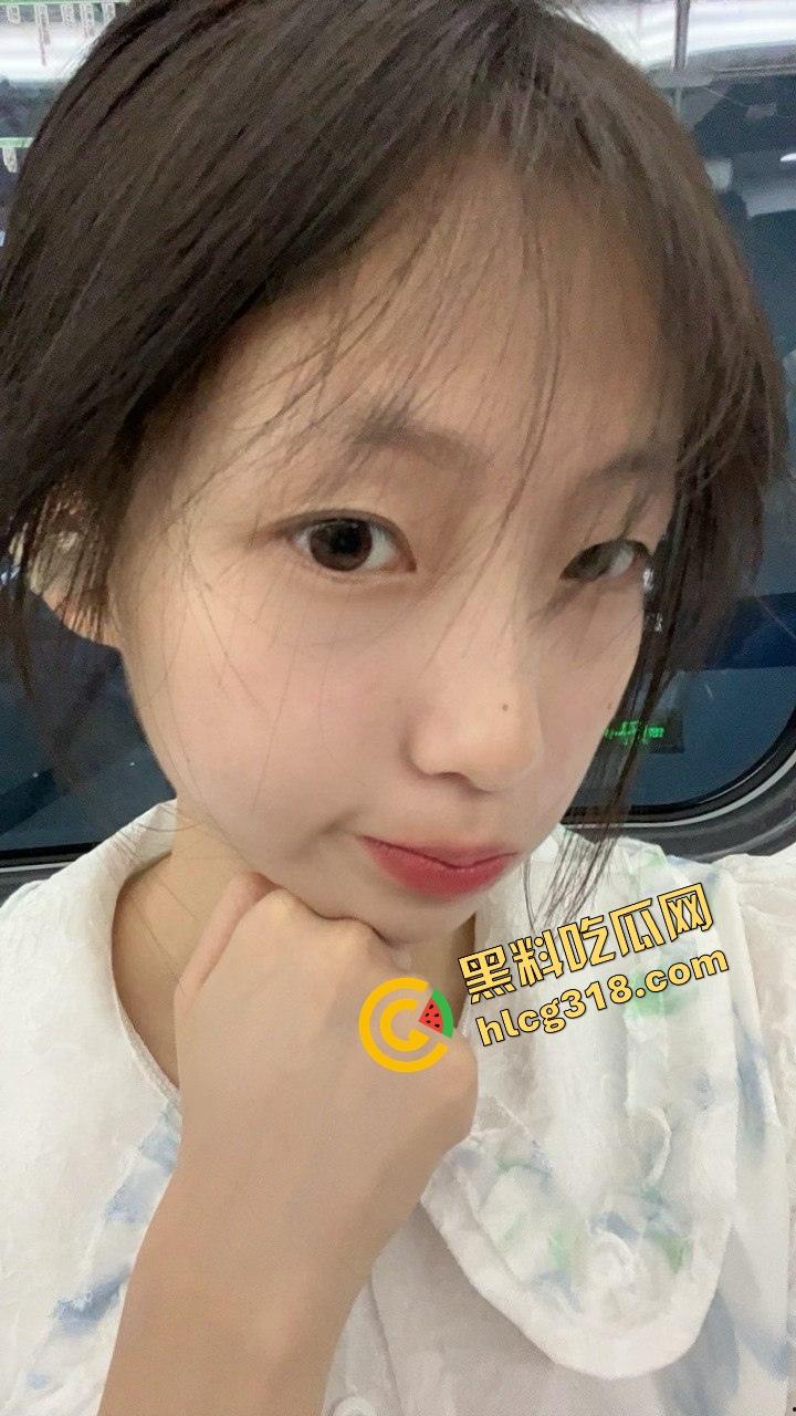 和谐号高铁精虫上脑怎么办？直接带到厕所里口一发，精液在时速220的高铁上喷射在嘴里妙不可言！-2