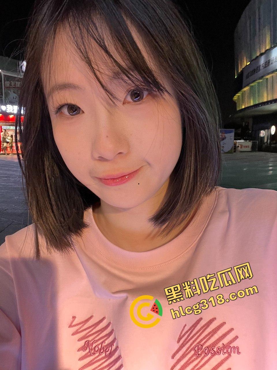 和谐号高铁精虫上脑怎么办？直接带到厕所里口一发，精液在时速220的高铁上喷射在嘴里妙不可言！-7