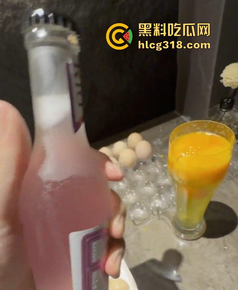 海角大神【会喷水亲姐姐】喝下最强壮阳秘方，把巨乳骚姐操到狂喷水，肉棒如铁棍般把逼干肿！-4