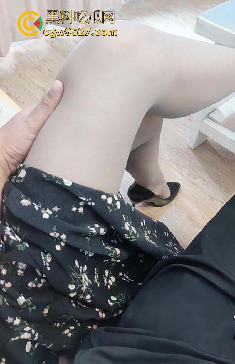 海角乱伦，边看电影边被嫂子疯狂色诱，埋头口交，老汉推车式猛插，无套内射精液流了嫂子一腿！-7