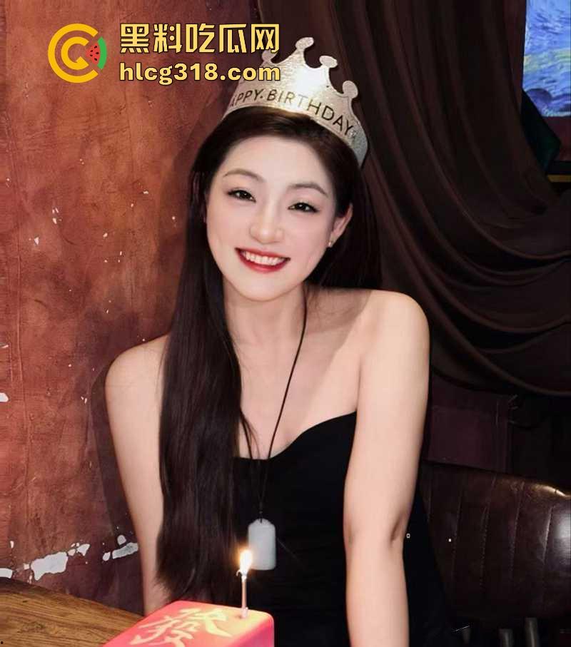 社交软件约炮极品高颜值美术生【刘晃晃】 丰满蜜桃臀被后入爆操 露脸口交深情舔屌 反差感拉满!-2