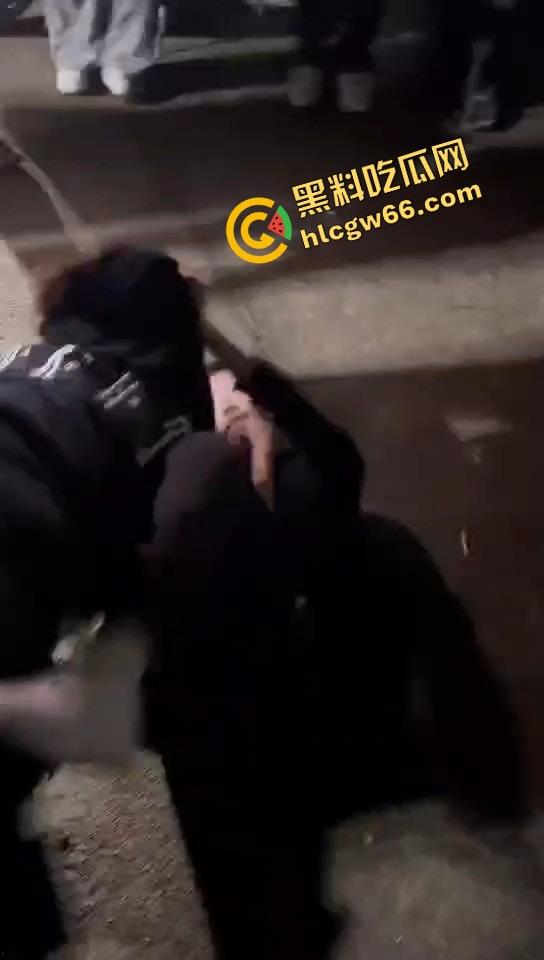 潮汕精神小妹开打了，情敌当街对峙，头发一把把薅，咒骂一句句飙，打到拖鞋都飞出去啦！-8