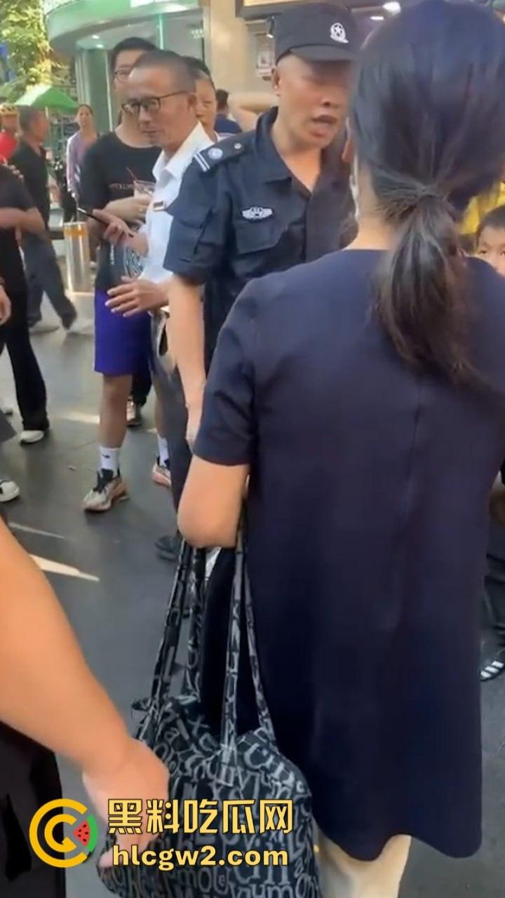 牛啊！广州小孩哥被指偷奶茶 孩子妈撒泼当场殴打店员 踢脚保安 现场视频曝光-3