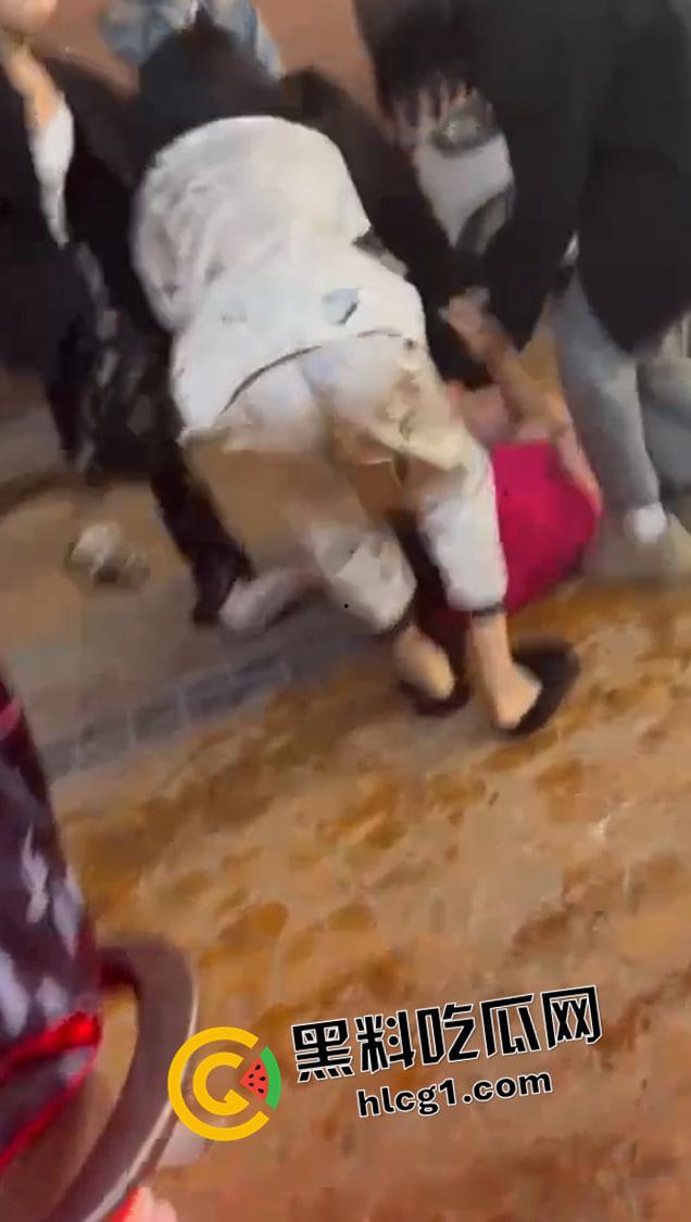 普宁精神小妹二番战！返回战场接着打 纹身都要撕下来了 啤酒瓶子直接抡头 年轻人就是气盛-6