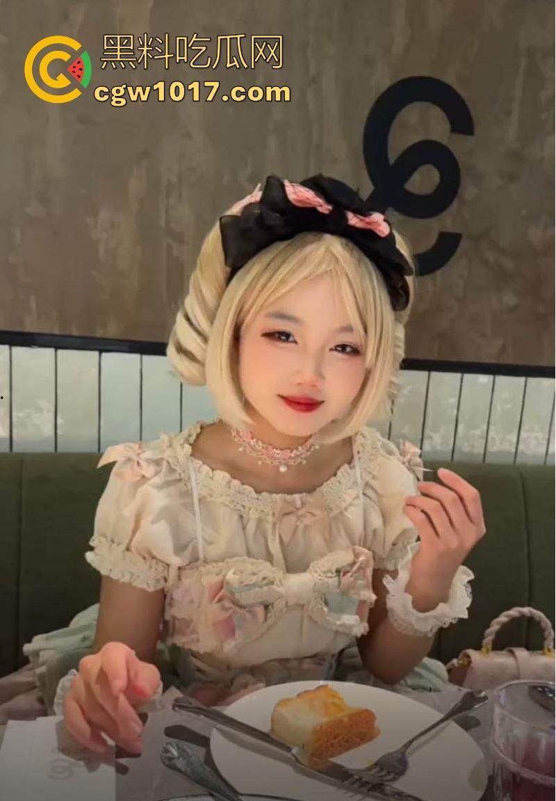 约炮超极品小萝莉，酒店被大神后入狂肏，黑丝撕裂骚穴喷汁，从懵懂可爱转骂人浪叫！-3