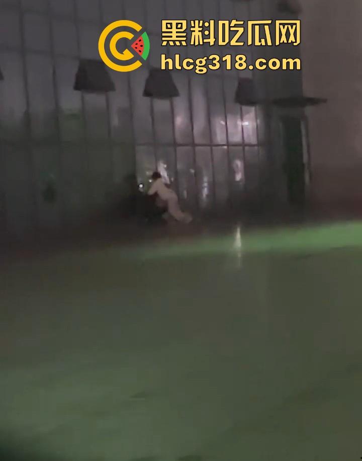 广西某职高情侣露出野战，在学校操场长椅激情啪啪，果然是年轻人开房钱都省了。-7