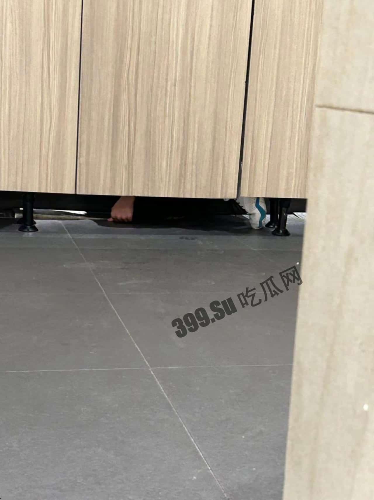 #浙江 #杭州 #怡丰城 变态男女厕所 #偷窥 女生上厕所被拍现成-3