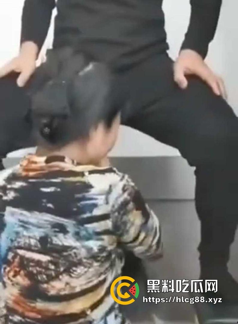 金鸡独立荡秋千 教练我想学这个 女的看样子要激动坏了 待会肯定要大战！-5