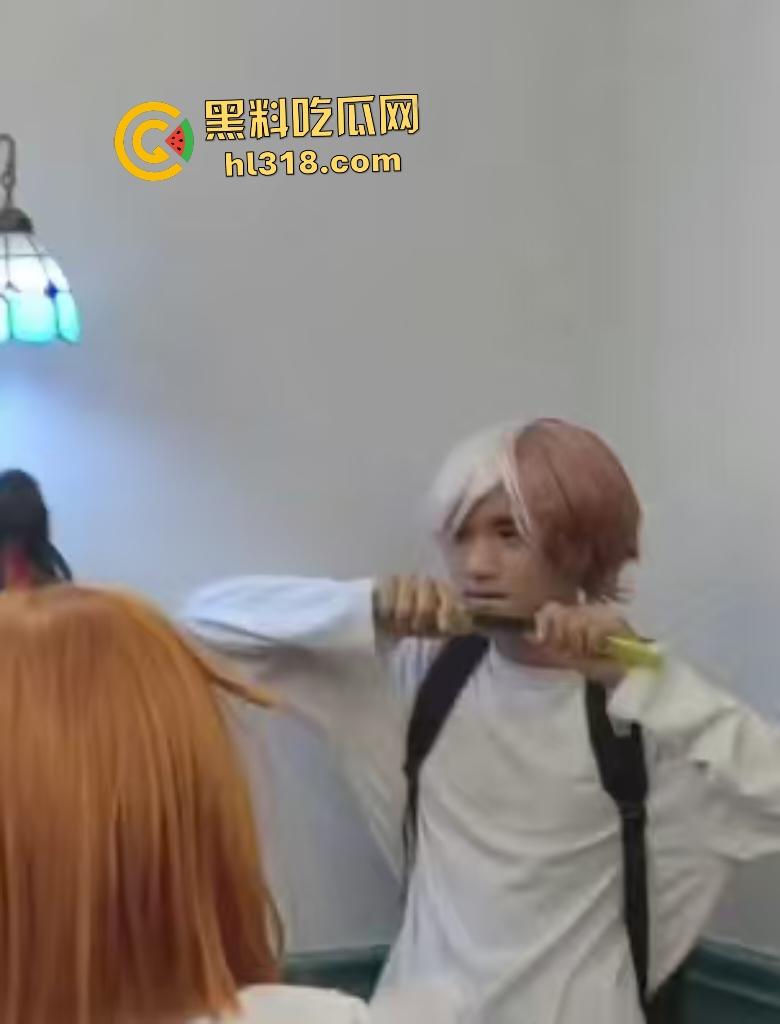 四川遂宁漫展《我的英雄学院》Coser被霸凌扯掉假发，直接拔刀砍人反霸凌！-1