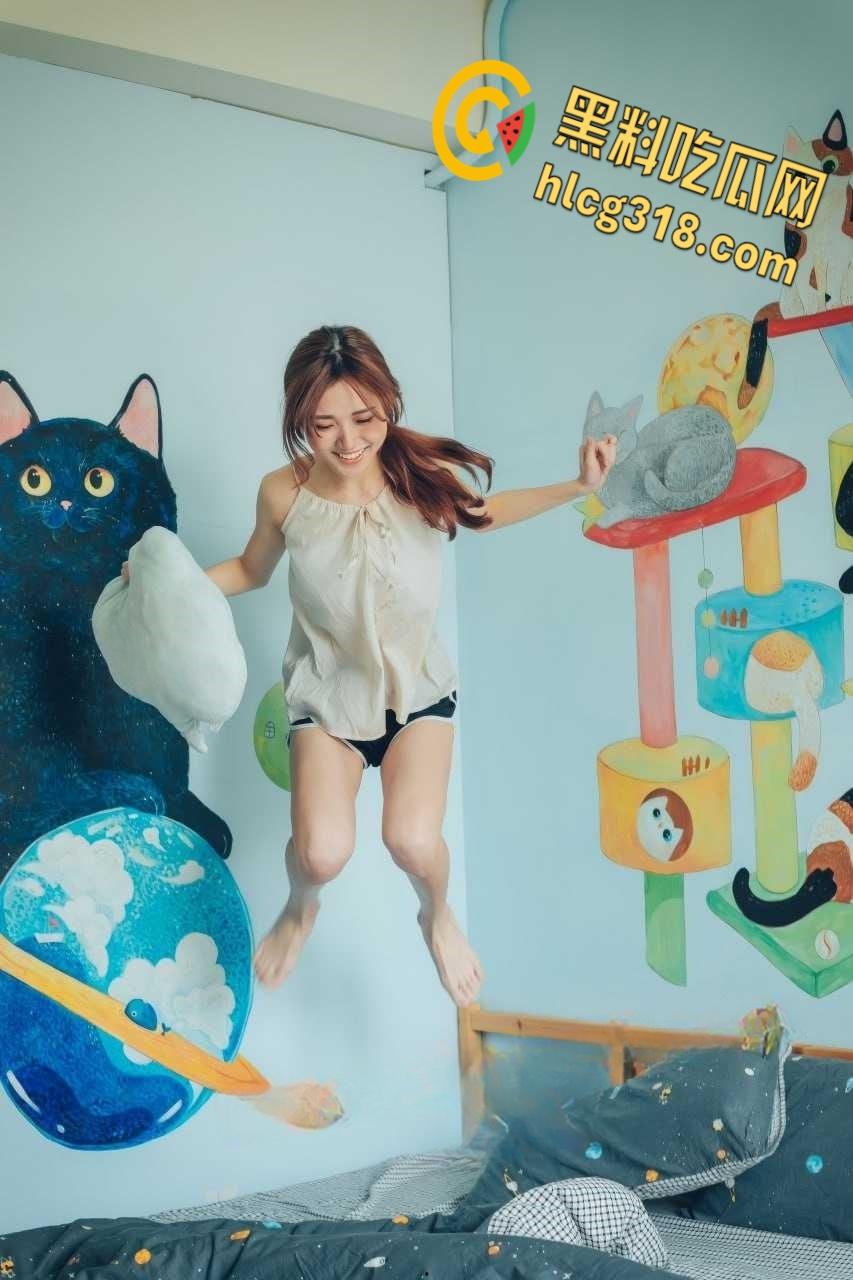 清纯模特下海变骚猫，抽插娇喘淫水乱流，深情口交眼神拉丝，细腰翘臀被操翻 ！-1