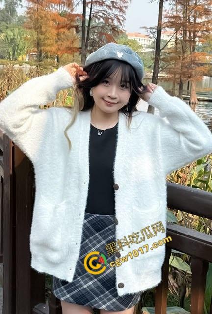 湖南长沙【黄梦瑶】酒店激战视频全网疯传,粉嫩鲍鱼爆裂求操,黑丝美腿缠腰疯狂交欢,刺激血脉偾张-1