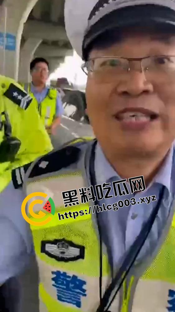 浙江温州乐青警察暴力执法高清无码版 丑恶嘴脸 掐脖子抢手机 这是警察还是强盗-1