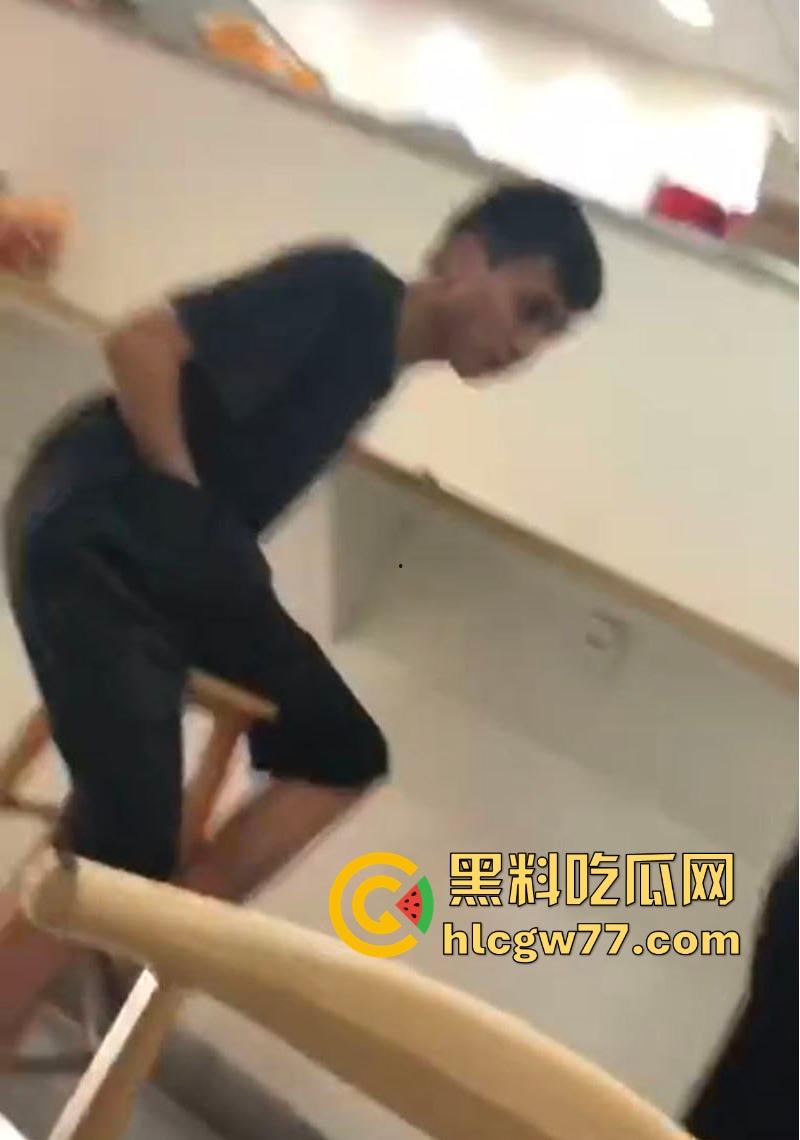 蜜雪冰城狙击手！精神小伙当众撸管~兄弟，这么饥渴么，这种坦克也这么有兴趣？-2