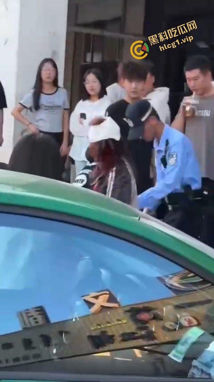 精神小妹为爱冲锋 菜刀制裁贱小三『刘筱萸』加对象换警察银手铐！-3