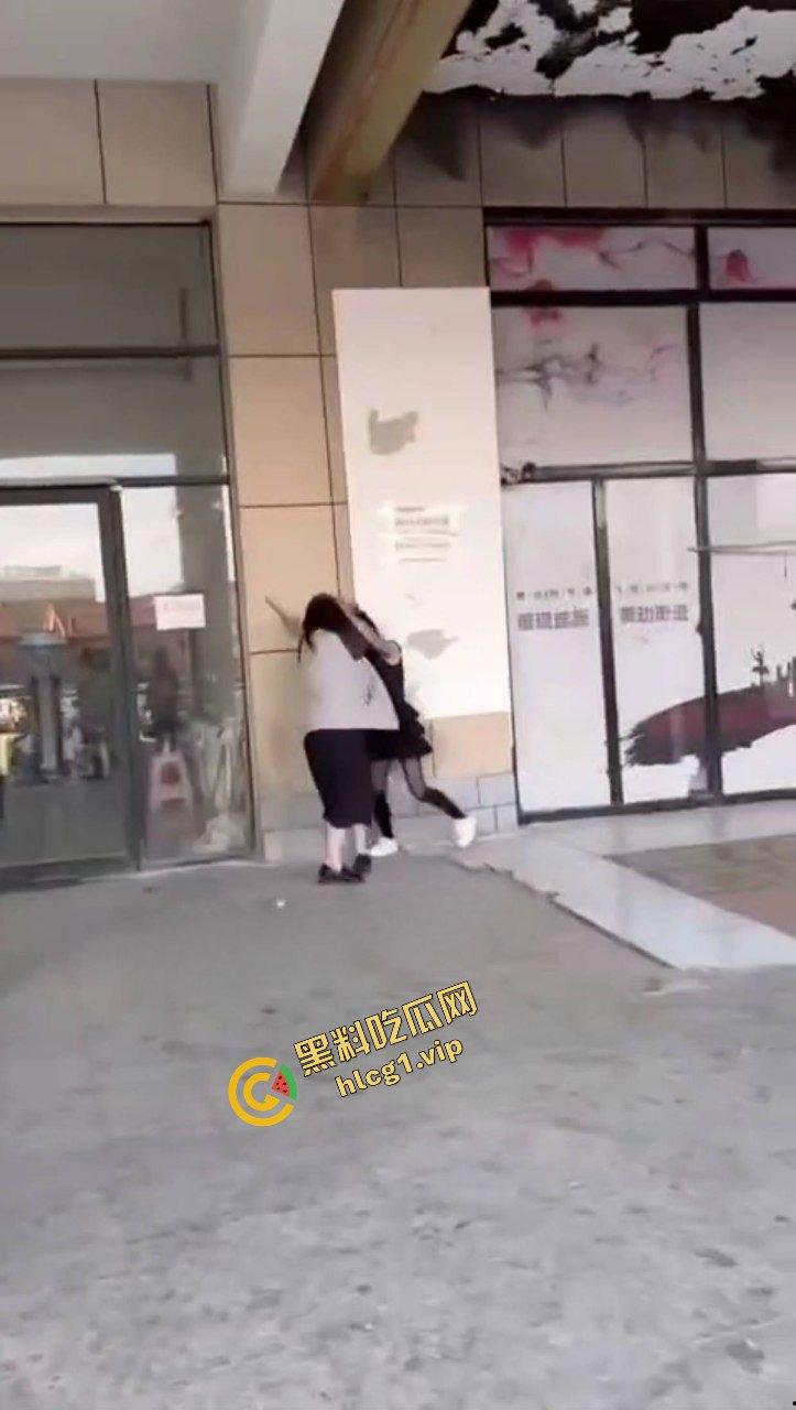 精神小妹为爱冲锋 菜刀制裁贱小三『刘筱萸』加对象换警察银手铐！-6