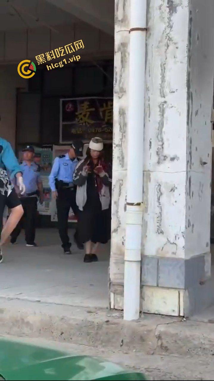 精神小妹为爱冲锋 菜刀制裁贱小三『刘筱萸』加对象换警察银手铐！-7