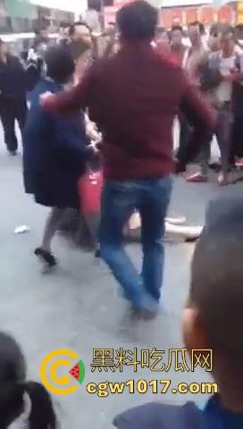 原配当街手撕小三，当众人围观当场脱下其红色小内裤，在场围观的男性纷纷的从各角度转到正面，为其看清楚真容！-3