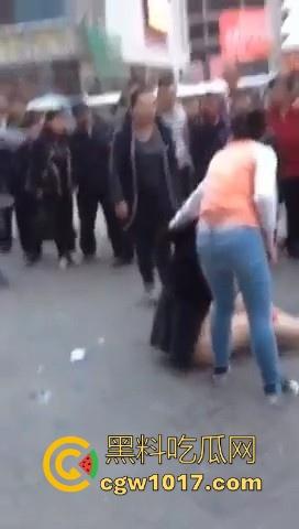 原配当街手撕小三，当众人围观当场脱下其红色小内裤，在场围观的男性纷纷的从各角度转到正面，为其看清楚真容！-8