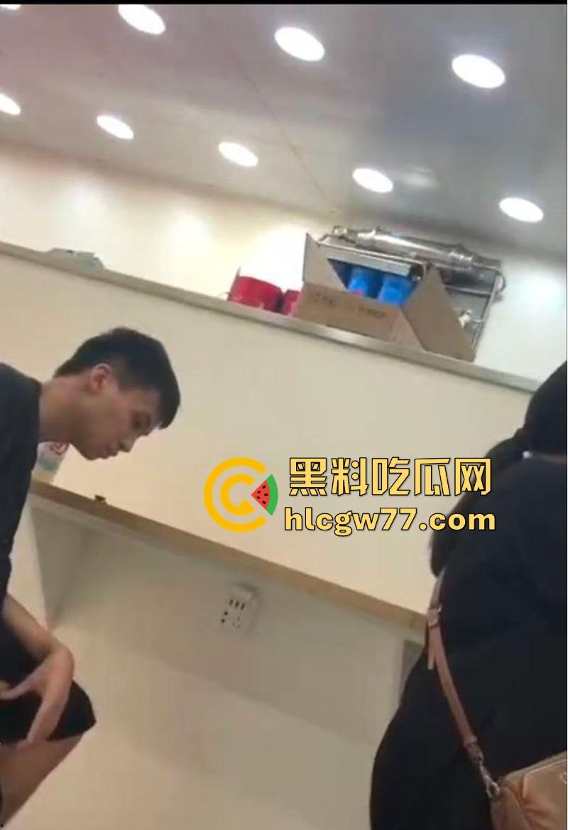 蜜雪冰城狙击手！精神小伙当众撸管~兄弟，这么饥渴么，这种坦克也这么有兴趣？-3