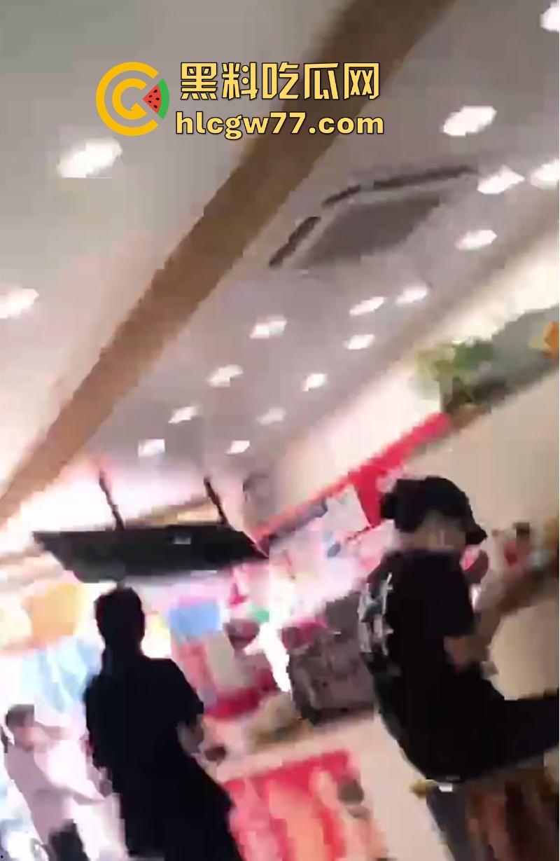 蜜雪冰城狙击手！精神小伙当众撸管~兄弟，这么饥渴么，这种坦克也这么有兴趣？-6