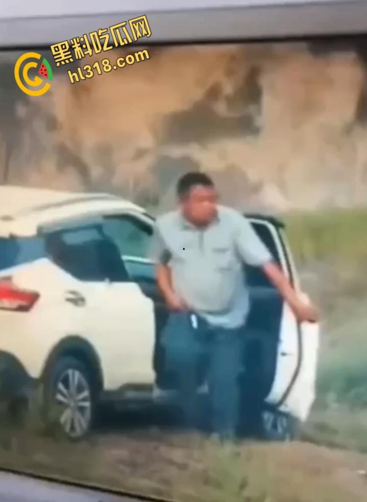 广州8C552车震门！野生激战被当场捕获，狗男女荒山野岭副驾做爱，结束后还当街穿衣 !-1