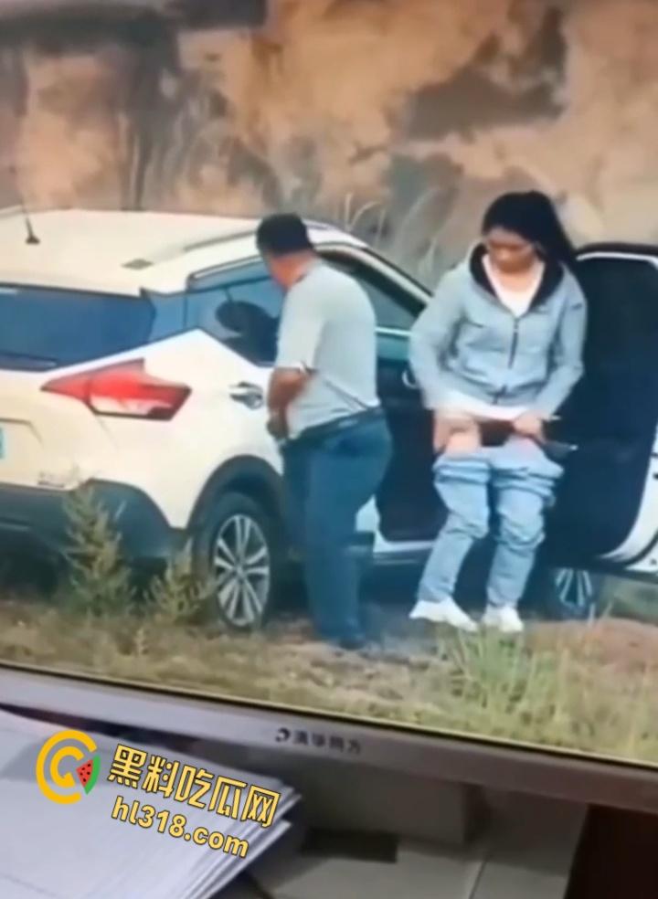 广州8C552车震门！野生激战被当场捕获，狗男女荒山野岭副驾做爱，结束后还当街穿衣 !-4