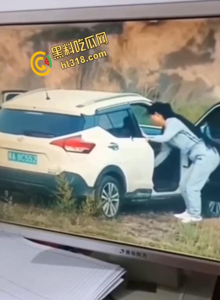 广州8C552车震门！野生激战被当场捕获，狗男女荒山野岭副驾做爱，结束后还当街穿衣 !-6
